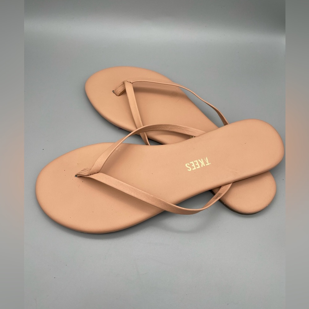 TKEES beige sandal flip flops. Size 7.